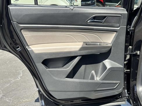 Used 2023 Volkswagen Atlas SE w/ Black Wheel Package image 13