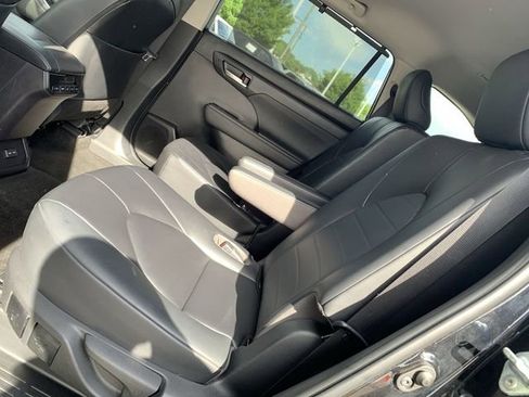 Used 2023 Toyota Highlander XLE image 10