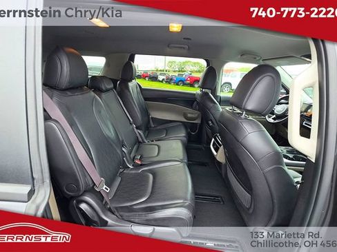 Used 2025 Kia Carnival FWD image 26