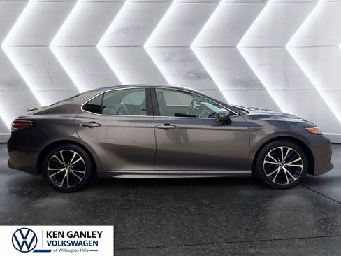 Used 2020 Toyota Camry SE FWD image 6