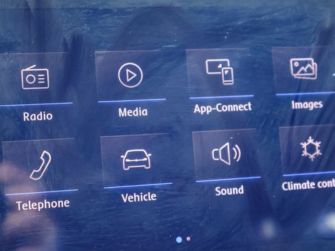 Used 2017 Volkswagen e-Golf SE w/ DC Fast Charging Package image 4