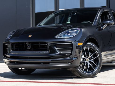 Certified 2026 Porsche Macan image 7