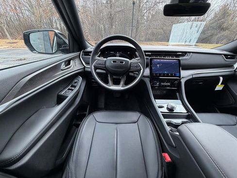 New 2025 Jeep Grand Cherokee Limited w/ Black Appearance Package image 13