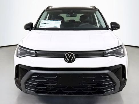 New 2026 Volkswagen Taos SE image 2