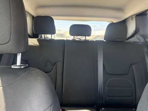 Used 2018 Jeep Renegade Latitude w/ Advanced Technology Group FWD image 22