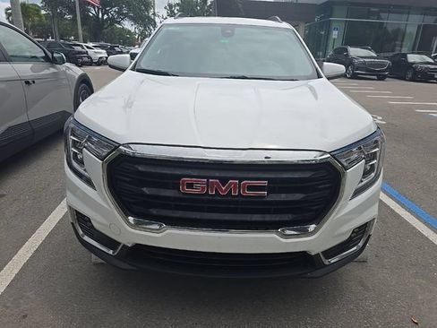 Used 2024 GMC Terrain SLE w/ Driver Convenience Package FWD image 5