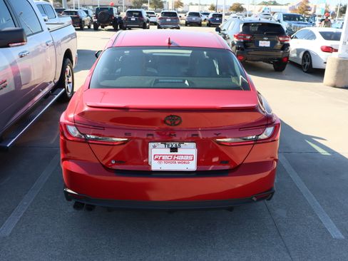 Used 2025 Toyota Camry SE image 10