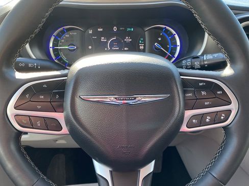 Used 2024 Chrysler Pacifica Select image 26