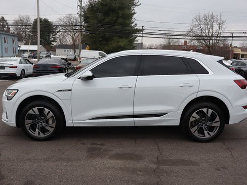 Used 2021 Audi e-tron Premium w/ Towing Package image 8