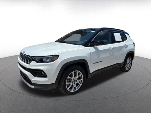 Used 2025 Jeep Compass Limited AWD/4WD image 3