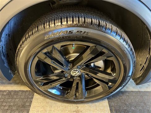 Certified 2023 Volkswagen Tiguan SE R-Line image 7