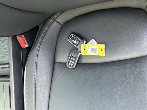 Used 2025 Honda Odyssey Touring image 3