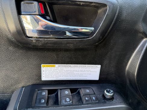 Used 2017 Toyota Tacoma TRD Off-Road image 24