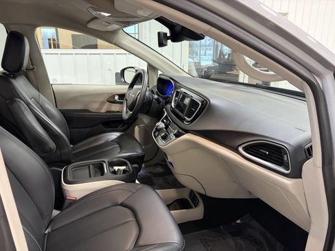 Used 2021 Chrysler Voyager Lxi image 29