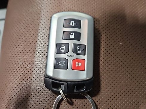 Used 2019 Toyota Sienna Limited image 28