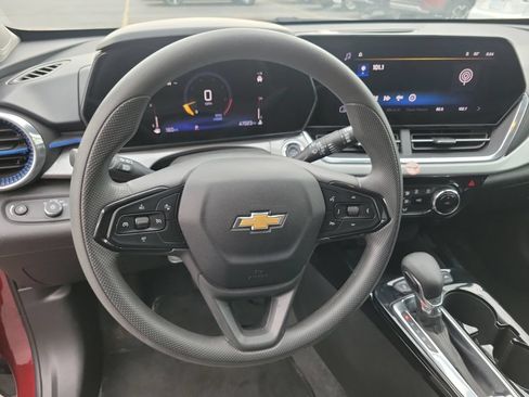 Used 2025 Chevrolet Trax LT FWD image 24