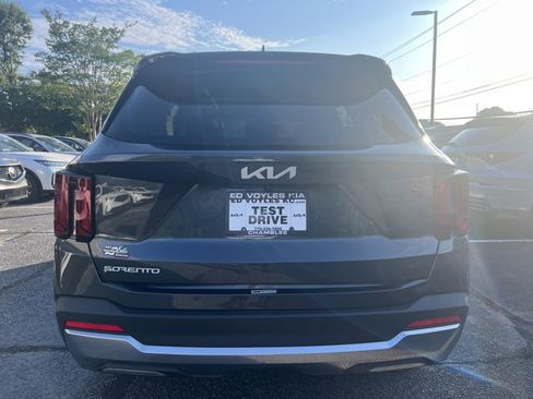 Used 2024 Kia Sorento S w/ Panoramic Sunroof Package FWD image 4