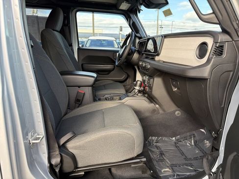 Used 2024 Jeep Wrangler Unlimited AWD/4WD image 16
