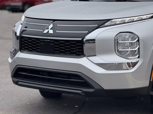 New 2025 Mitsubishi Outlander ES image 5