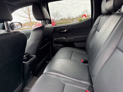 Used 2019 Toyota Tacoma TRD Sport image 11