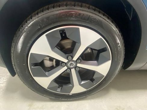 Certified 2025 Volvo XC40 B5 Plus AWD/4WD image 5