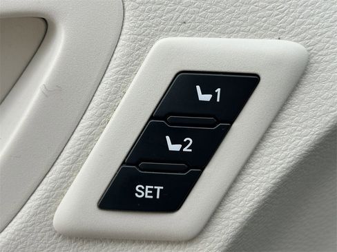 Used 2021 Toyota Sienna Platinum image 31