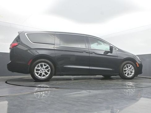 Used 2023 Chrysler Pacifica Touring-L FWD image 50