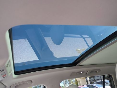 Used 2021 Volkswagen Tiguan SE w/ Panoramic Sunroof Package image 19