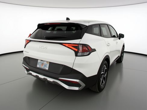 Used 2025 Kia Sportage LX image 9