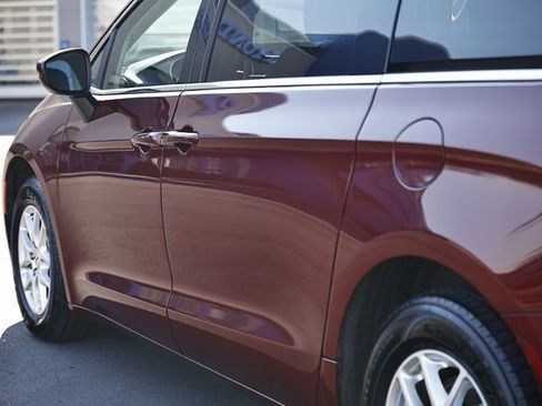 Used 2022 Chrysler Voyager LX image 5
