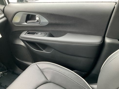 New 2026 Chrysler Pacifica Limited w/ S Appearance Package image 25