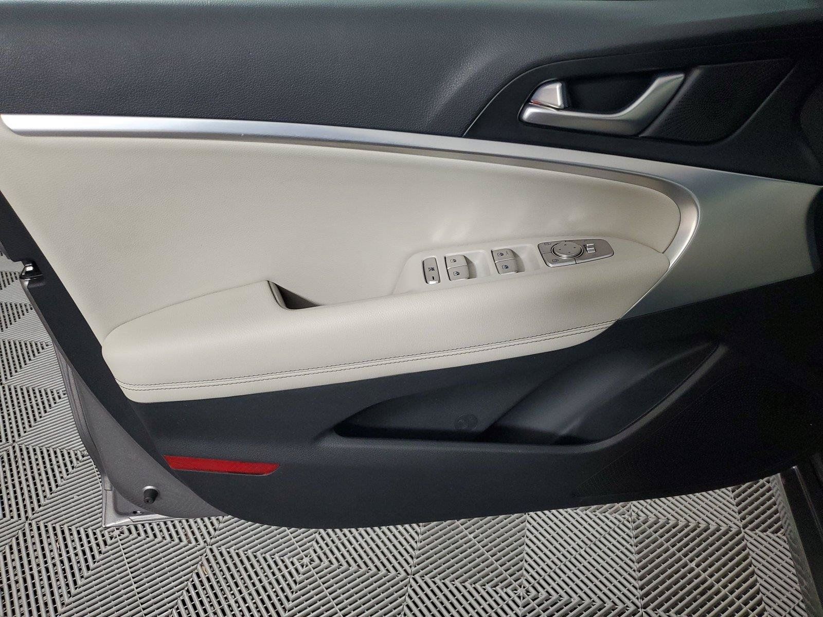 Used 2024 Genesis G70 2.5T AWD/4WD image 13