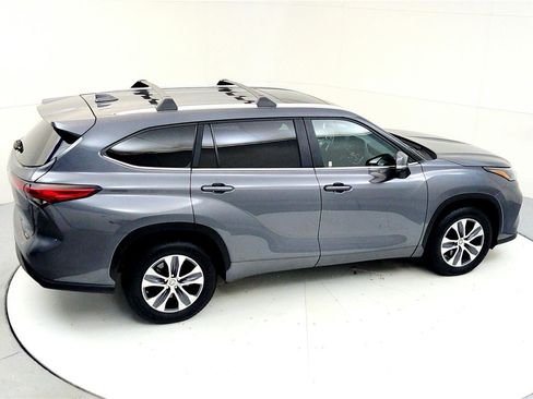 Certified 2023 Toyota Highlander XLE image 18