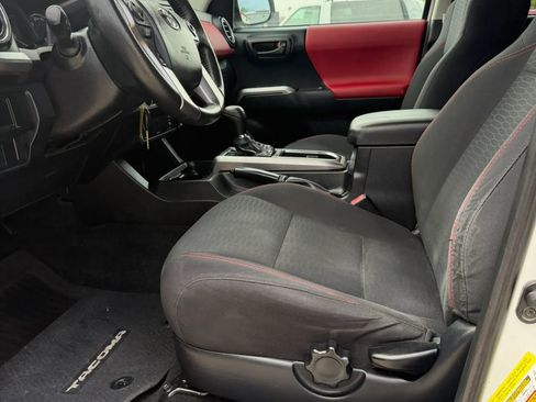 Used 2016 Toyota Tacoma SR5 w/ Towing Package image 10