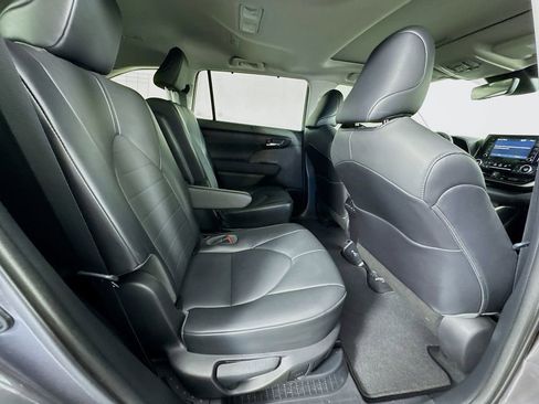 Used 2021 Toyota Highlander XLE image 30