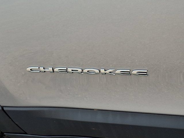 Certified 2018 Jeep Cherokee Latitude Plus AWD/4WD image 34