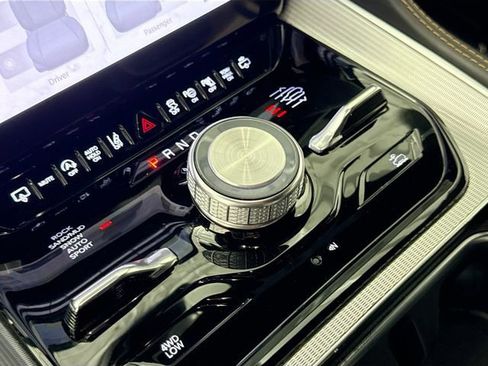Used 2023 Jeep Grand Wagoneer Series III AWD/4WD image 17