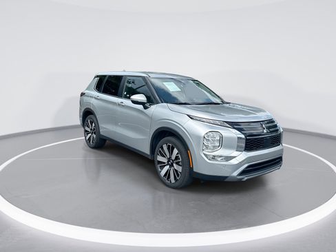 Used 2025 Mitsubishi Outlander SE FWD image 2