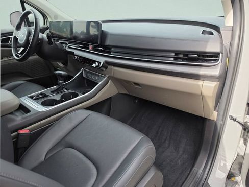 Used 2025 Kia Carnival EX FWD image 19