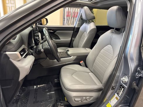 Used 2021 Toyota Highlander XLE image 6