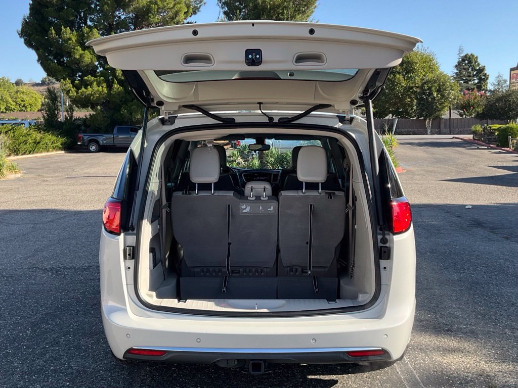 Used 2017 Chrysler Pacifica Touring-L Plus FWD image 13