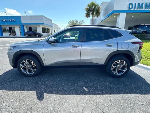 Used 2025 Chevrolet Trax LT FWD image 8
