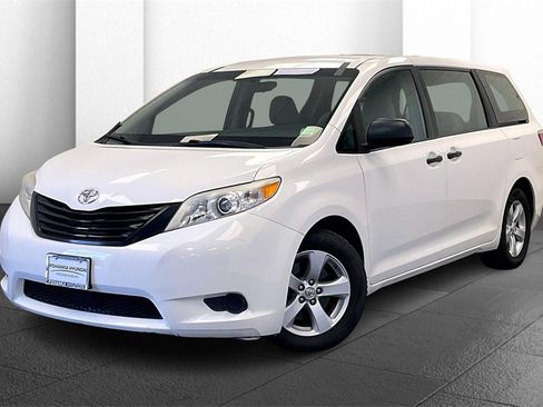 Used 2015 Toyota Sienna L image 9