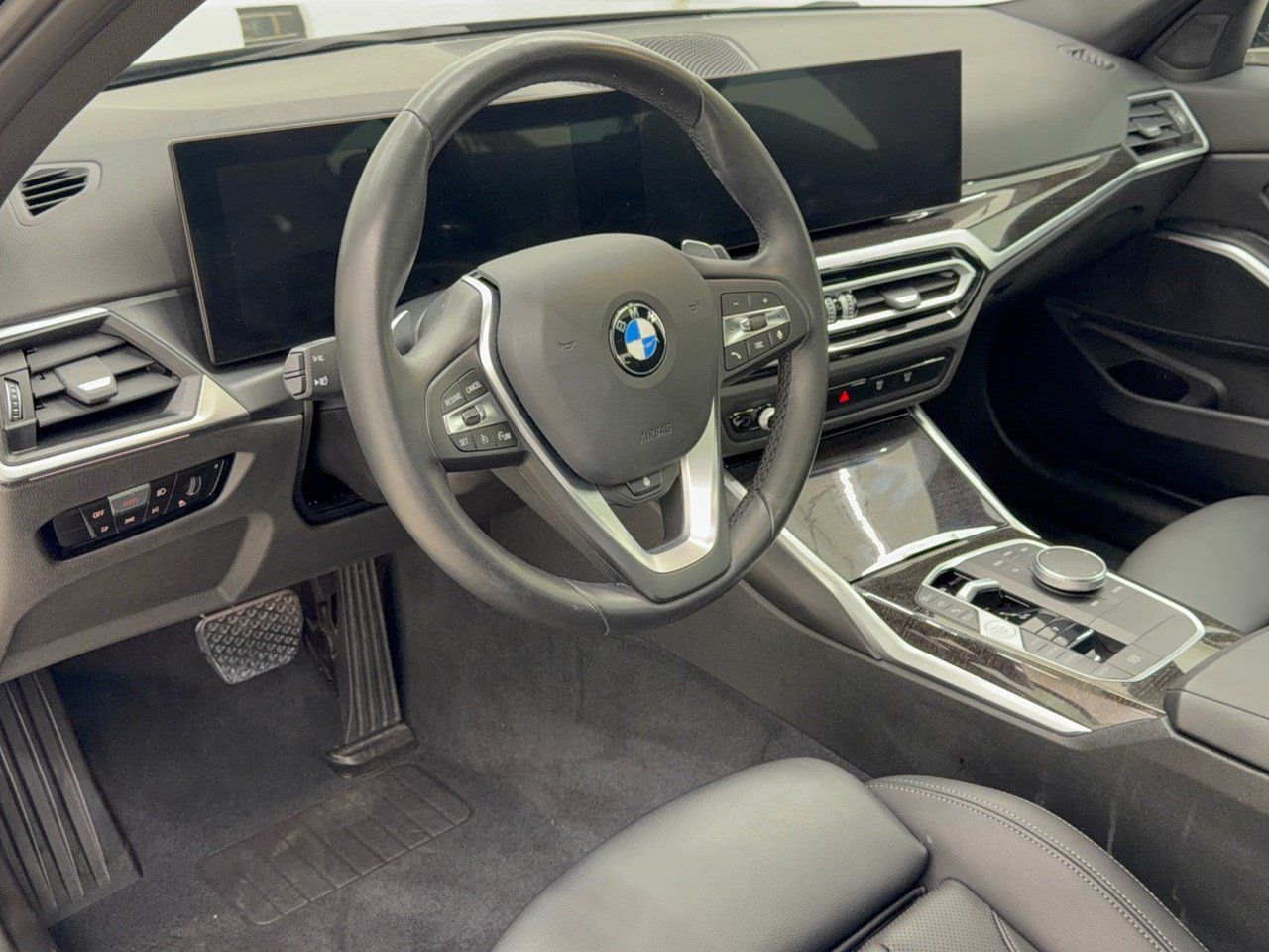 Used 2023 BMW 330i Sedan w/ Parking Assistance Package RWD image 4