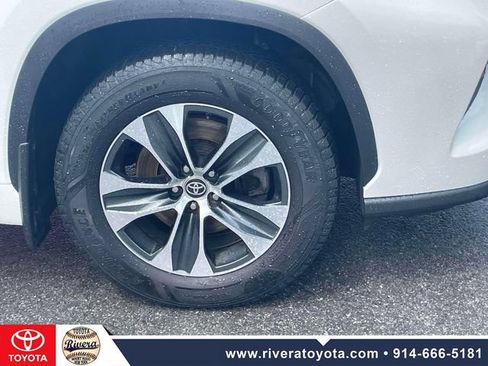 Used 2021 Toyota Highlander XLE AWD/4WD image 10