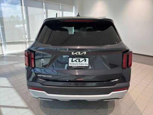 Used 2026 Kia Sorento LX image 4