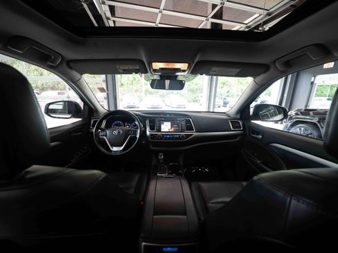 Used 2019 Toyota Highlander XLE AWD/4WD image 19