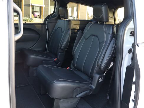 New 2026 Chrysler Pacifica Select image 15