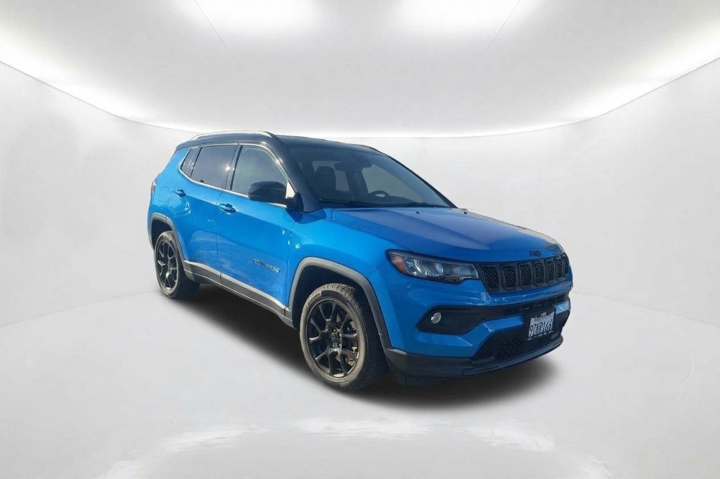 Used 2023 Jeep Compass Latitude w/ Convenience Group AWD/4WD image 3