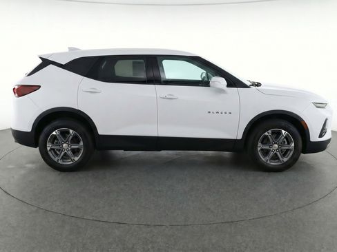 Used 2025 Chevrolet Blazer LT FWD image 11